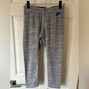 Nike Black and White Patterned Athletic Cropped Leggings